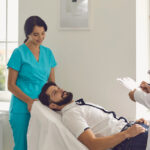 what does a medical assistant do while assisting a doctor and preparing a patient in a medical clinic