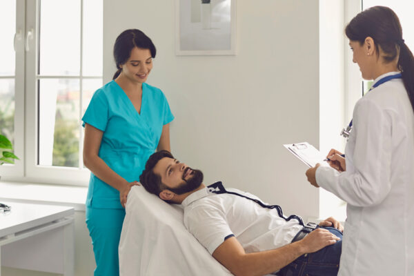 what does a medical assistant do while assisting a doctor and preparing a patient in a medical clinic