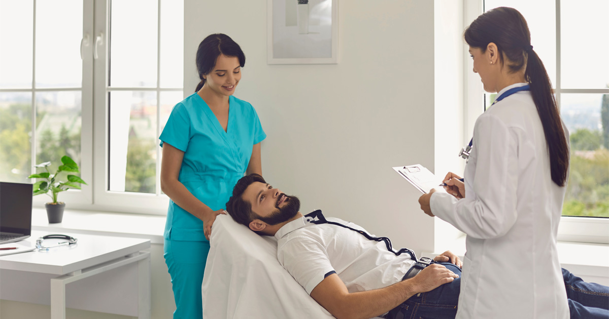 what does a medical assistant do while assisting a doctor and preparing a patient in a medical clinic